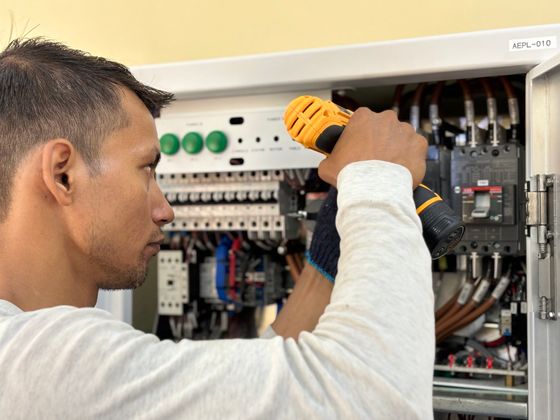 Eletricista trabalhando em um quadro elétrico (foto ilustrativa)